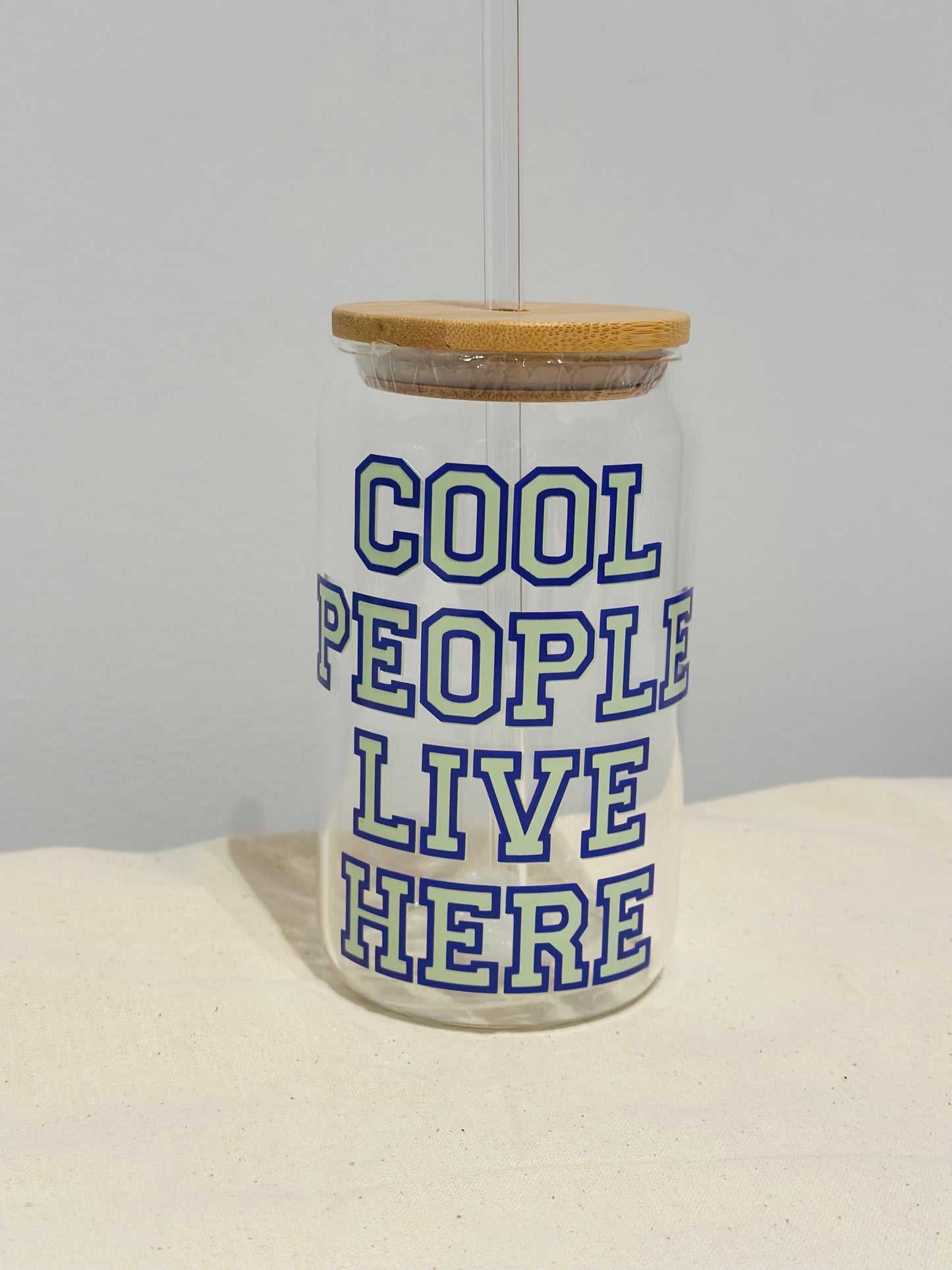 Cool people live here - Glass tumbler with lid & straw