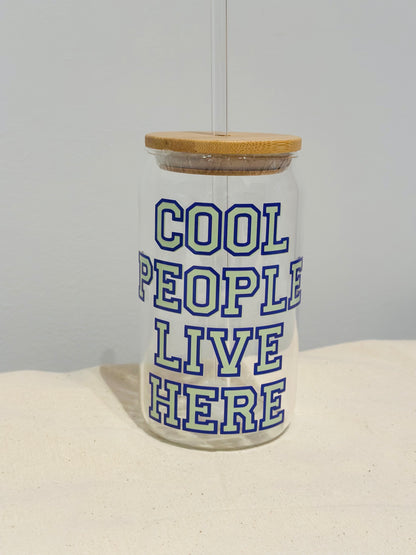 Cool people live here - Glass tumbler with lid & straw