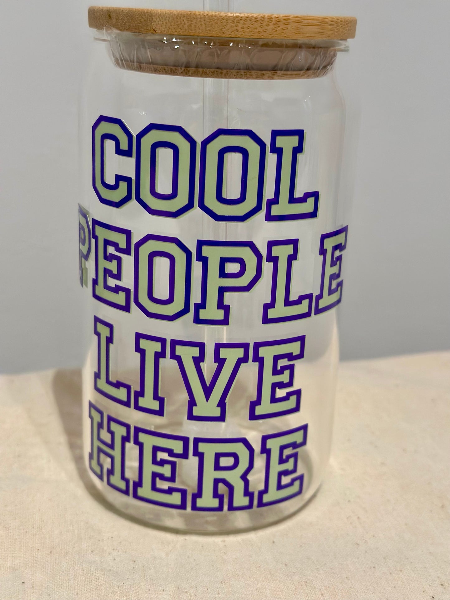 Cool people live here - Glass tumbler with lid & straw