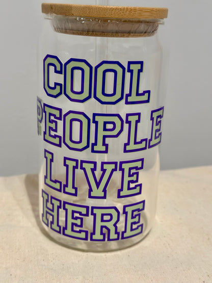 Cool people live here - Glass tumbler with lid & straw
