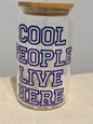 Cool people live here - Glass tumbler with lid & straw