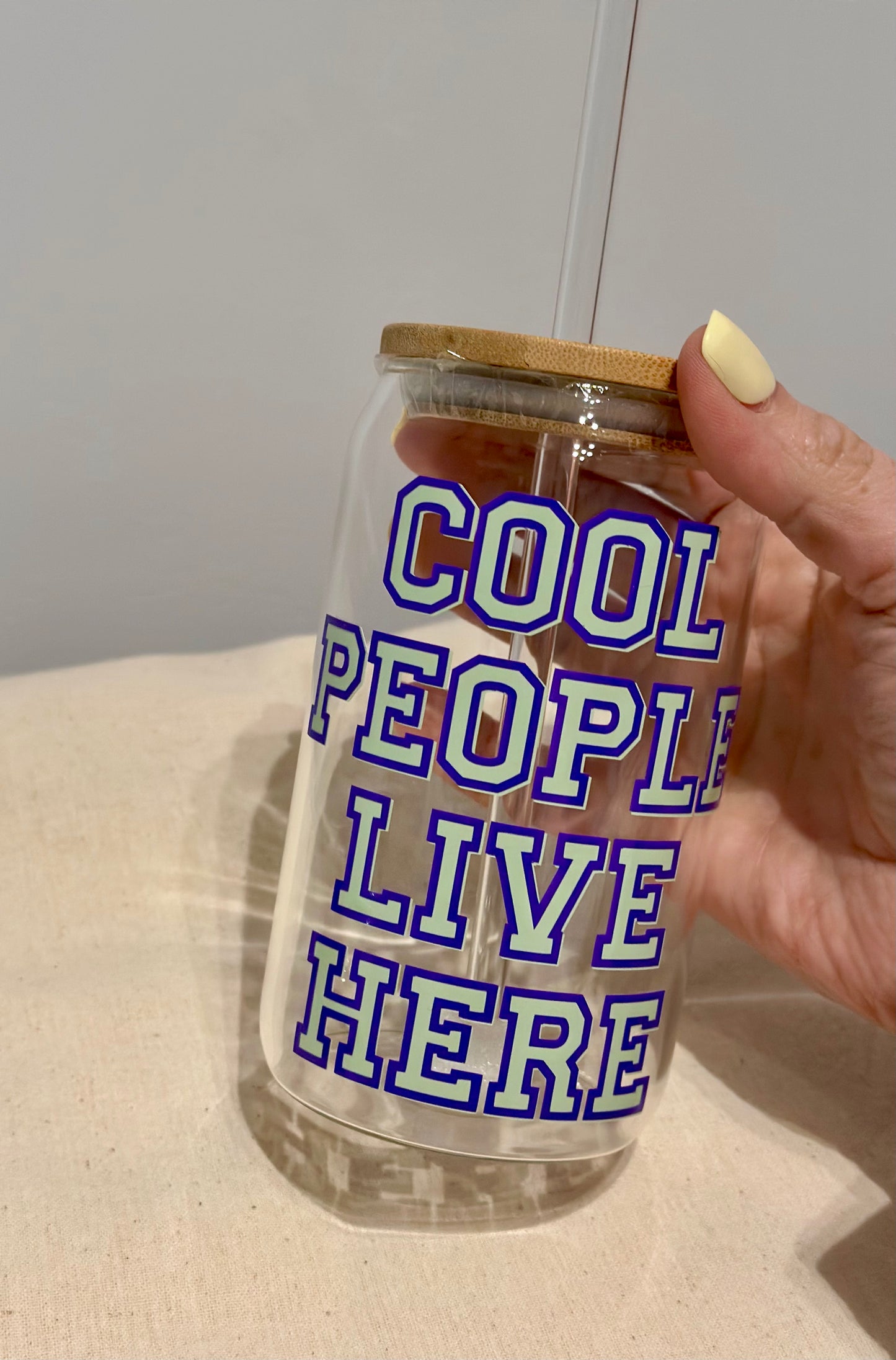 Cool people live here - Glass tumbler with lid & straw